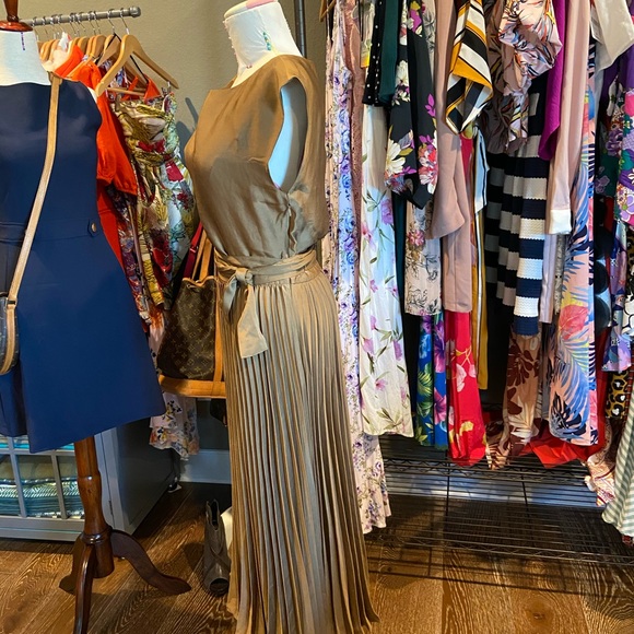 ❌SOLD❌ Stylish-Goddess Bronze Pleat Dress - Picture 8 of 15